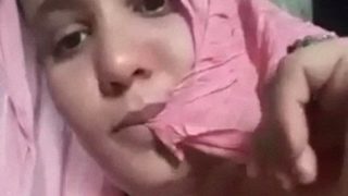 Tante Desa India Dengan Payudara Lembut Meraba-raba Buah Dadanya