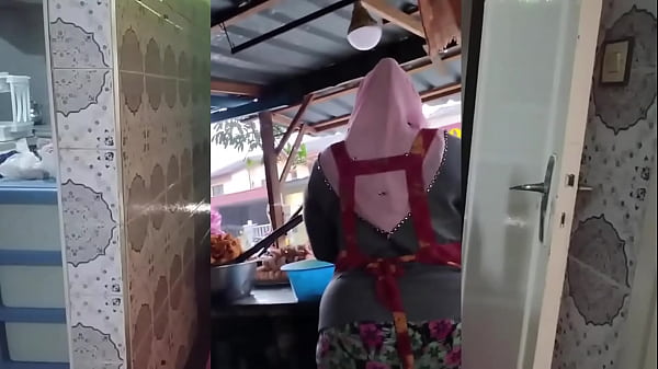 Ibu-ibu Gemoy Hijab Tebel, Siap Digebukin Sampai Meringis.