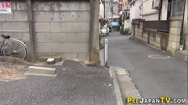 Orang Asia Ngeluarin Isi Perutnya Sambil Ngerasa Enak Banget.