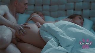 Bokap Tiri Gagahi Dan Muncratin Anak Tirinya, Jessie Ames, Di Ranjang Yang Sama Saat Ibu Tirinya Nonton?