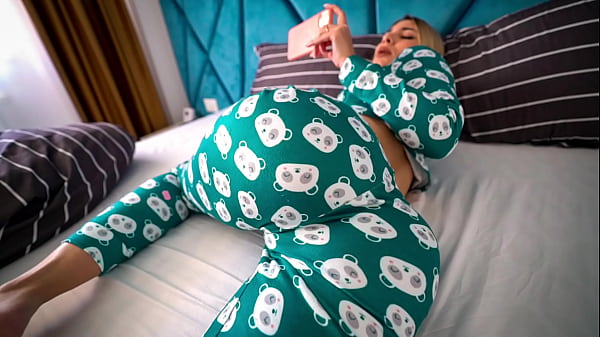 Kakak Tiri Ketahuan Nonton Film Porno, Lalu Kubantu Sampai Klimaks Dan Memohon Untuk Dikasih Penuh Di Dalam