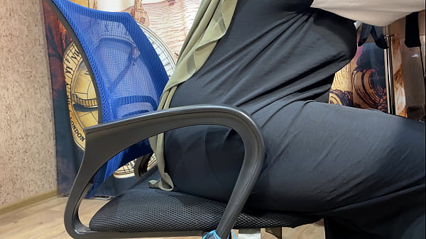 Gadis Berhijab Menggeliat Geli Di Kursi Kerja, Tangannya Mengusap Panas Di Balik Celana Dalam