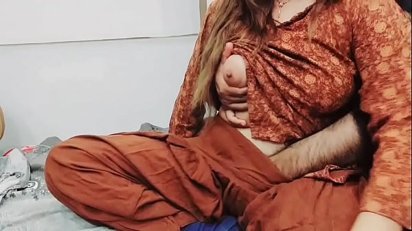 Ibu Tiri Pakistan Naik Anal Di Atas Suami Cuckold Sambil Potong Sayur Dengan Suara Hindi Panas Yang Jelas