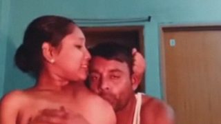 Bhabhi Bangladesh Montok Goyangin Tetek Depan Suami, Siap Digaruk.