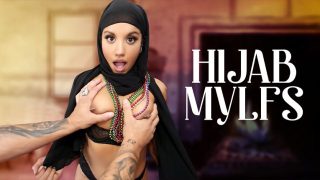 Nina Pamerin Belahan Di Mardi Gras, Hijab Lepas, Sensasi Pertama Yang Bikin Makin Pengen.