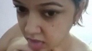 Wanita India Bertubuh Mulus Mulus Bugil Total Memamerkan Lekukannya.