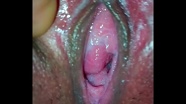 Bini Main Kontol Gede, Suami Nonton Sambil Colok Memek.