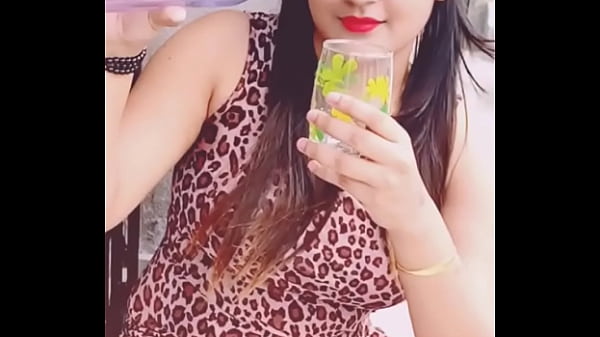Cewek India Pamer Pose Sambil Ngangkang