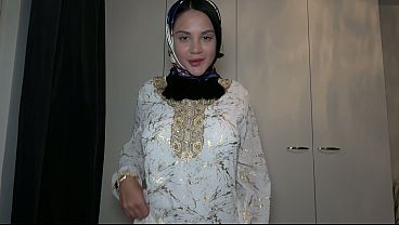 Lihat Dari Bawah, Ngewein Adik Tiri Muslim Pakai Jilbab, Romantis Tapi Bejat.