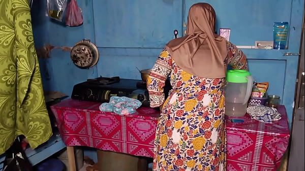 Ngentot Istri Temen Sendiri Pas Lagi Asik Masak Di Dapur, Bikin Makin Basah.