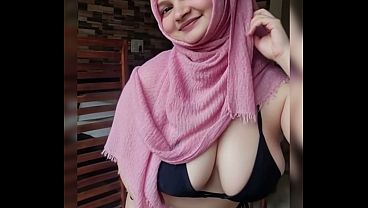 Twerk Montok Pakai Jilbab, Goyangannya Bikin Makin Pengen