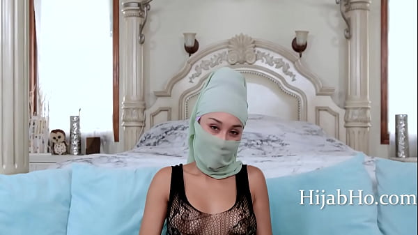 Ibu Tiri Berhijab Bikin Tenang, Cali Lee Bikin Ngangkang