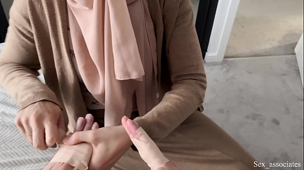 Ibu Tiri Arab Bantu Anaknya Yang Patah Tangan, Sambil Merayunya Dengan Sentuhan Panas Di Setiap Sudut Tubuh.