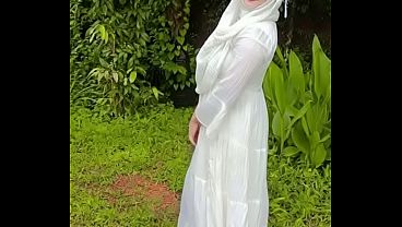 Pamer Pantat Hijabku Di Luar, Bikin Lihat Ngiler