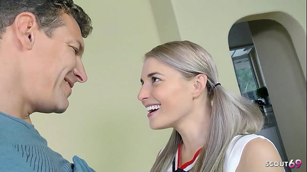 Blonde Kecil Fleksibel, Toket Kecil, Cewek Cheerleader Ngomong Dulu Sama Bapak Tiri Sebelum Disetubuhi Keras Dan Disemprot Muka Penuh.