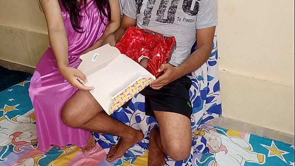 Ibu Tiri India Yang Seksi Dapat Kejutan Kotak Kue Spesial Di Hari Ulang Tahunnya Dengan Suara Hindi