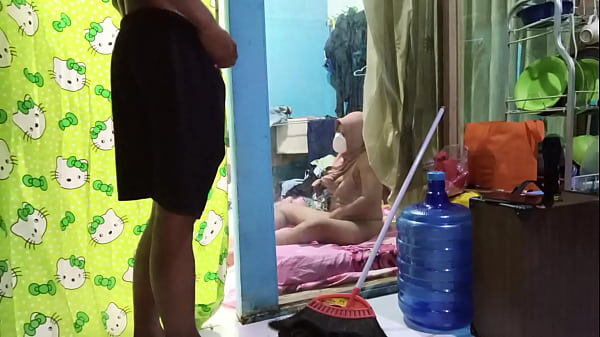 Ngentotin Istri Temen Pas Lagi Enak-enaknya Colmek Sendiri