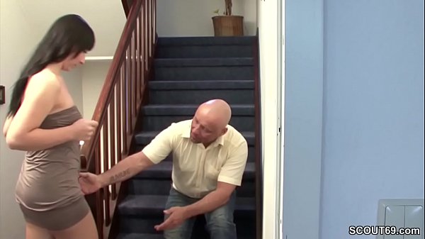 Bapak Tiri Ngentotin Anak Cewek Kecilnya Yang Sange Di Lorong Rumah.