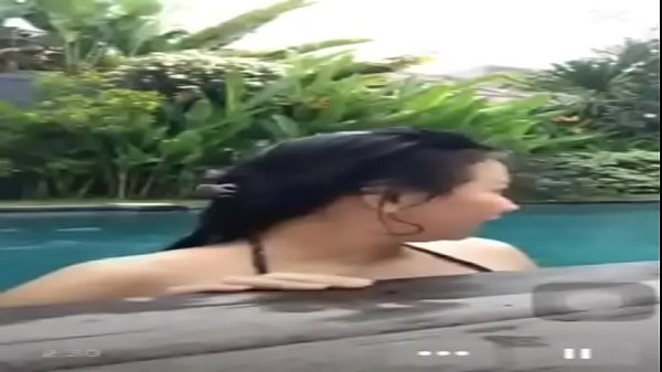 Ngentot Di Kolam Renang Pas Live Streaming, Bikin Basah Semua