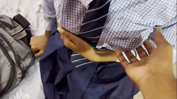 Desi Cewek Sekolah Perawan Masih Rapet Diobok-obok Sama Orang Rumah Pake Berbagai Gaya, Suara Hindi Bikin Makin Panas.