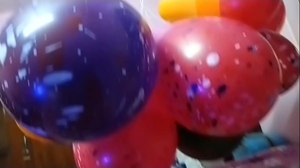 Wanita India Bikin Balon Mekar, Siap Dimainin