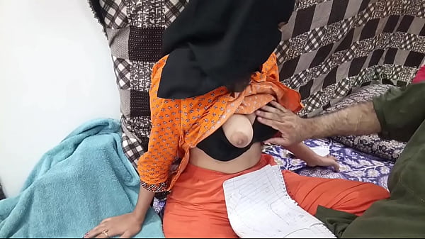 Gadis Pelajar Pakistan Berhijab Digebuk Guru Lesnya Di Kamar Belajar