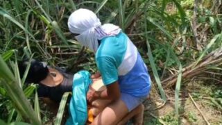 Nyonya Besar Dikocok Habis Sama Kuli Di Luar Rumah India