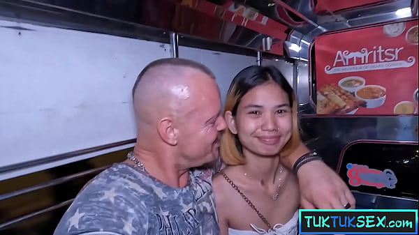 Gadis Thailand Mungil Digojlok Pakai Tuk Tuk Di Pattaya Buat Ngentot