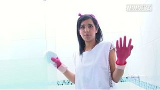 Pembantu Hotel Pake Sarung Tangan Karet, Bungkukin Badan Sambil Ngelap Pancuran, Bikin Situasi Makin Panas.