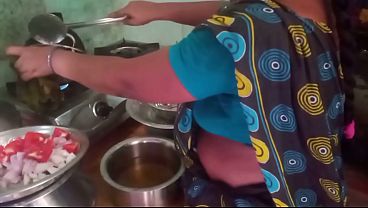 Ibu Rumah Tangga India Main Masak-masak Sambil Main Sange Sama Selingkuhan.