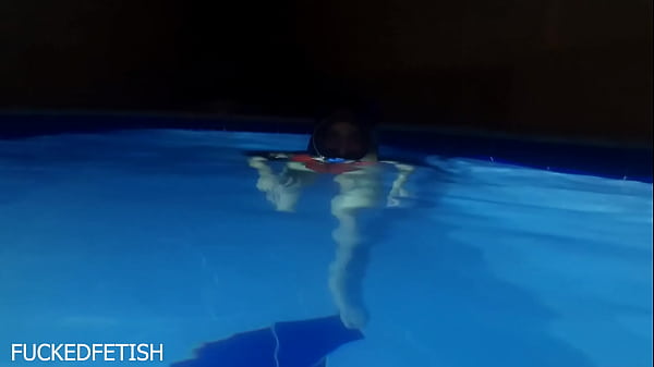 Helen Star Pake Baju Renang Seksi, Masker Malam, Ngebut Di Kolam Renang