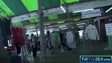 Lidahnya Ditindik, Si Thai Milf Mungil Digebah Dua Bule Di Pinggir Jalan.