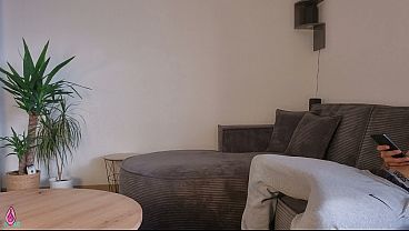 Ibu Tiri Ngeliatin Kontol Anak Tiri Lagi Tegang Pas Lagi Bersihin Rumah, Doi Langsung Bantuin Sampe Crot Di Pantat Gede Bulatnya.