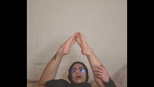 Ibu Rumah Tangga Arab Mia Pamer Kaki Pakai Cadar, Bikin Makin Greget Pengen Liat Lebih.