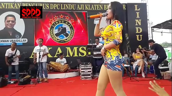 Tarian Erotis Indonesia – Sintya Riske Yang Seksi Menggoda Di Atas Panggung