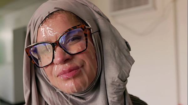 Hijab Cosplay – Ibu Amerika Digocok Muka Sampai Muncrat