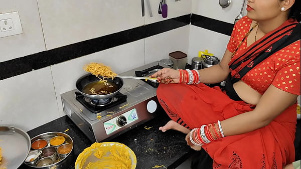 कोमल दिवाली पर नमकीन बना रही थी, देवर ने भाभी को चोदने का मौका पाया