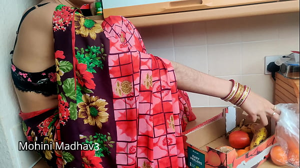 भारतीय देसी फल वाली मैडम ने भाव-ताव के बदले ग्राहक के साथ जोरदार चुदाई की – हिंदी आवाज़