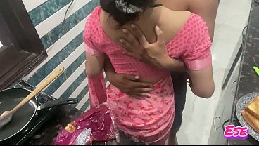 Desi Bhabhi Dapur Panas, Sambil Masak Dia Ngajak Main-main.