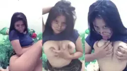 Gea Si Bocah Toge Berkacamata Live Barbar, Goyangannya Bikin Makin Pengen Liat Lebih Dalam.