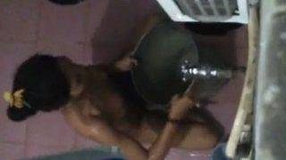 Tonton Video Pembantu India Mandi, Bikin Tegang!