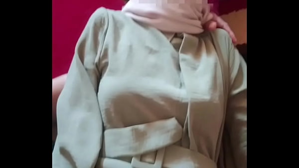Saudari Tiri Berhijab Digebuki Habis-habisan Pas Momen Lebaran.