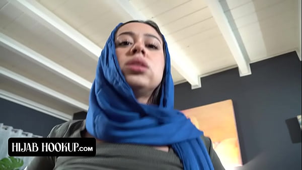 Nakal Banget Sih, Cewek Arab Ini Nyepong Kontol Abang Tirinya Biar Diem Dan Gak Bocorin Rahasia Ke Ortu Tiri Yang Galak
