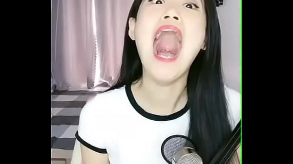 Gadis Cina Ngeliatin Mulut Nganga, Bikin Ngebayangin Bibir Basahnya.