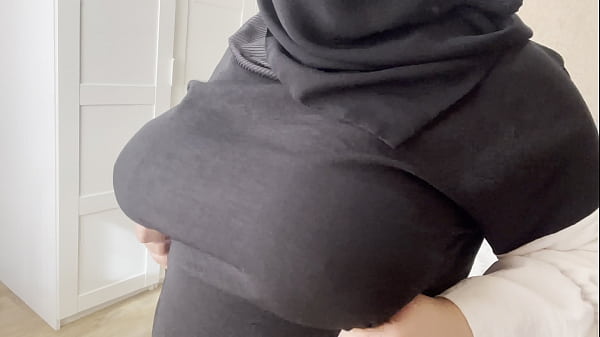 Teman Lihat Istri Orang Arab Teman Sendiri, Dadanya Montok Dan Kelihatan Jelas.