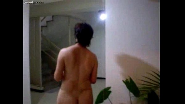 Si Montok Tiongkok Tua Yang Lagi Nyiram Tanaman, Bikin Basah Kuyup Semua.