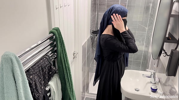 Astaga! Gak Nyangka Cewek Arab Bisa Gitu. Gue Ngintip Cewek Muslim Berhijab Lagi Mainin Diri Sendiri Di Kamar Mandi.