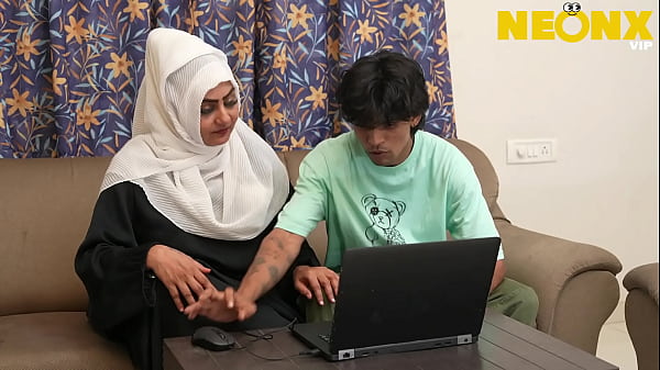 Hijab Cewek Kepergok Bokong Kakak Tiri Lagi Mainin Diri Sendiri