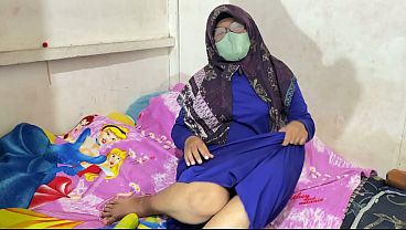Wanita Berhijab Lagi Mainin Diri Sendiri, Basah Kuyup Nikmatin Sendiri.