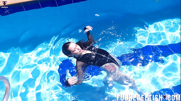 Jessica Bunny Siaran Langsung Berenang Di Kolam Renang, Tubuh Basah Kuyup Bikin Makin Liar